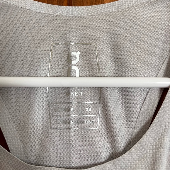 On Running Performance Tank - Picture 2 of 3